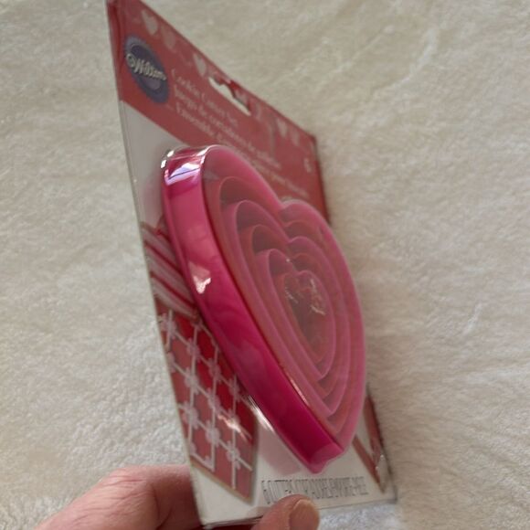 NWT Wilton 6 Piece Nested Heart Shaped Cookie Cutter Set Valentines Day - Picture 3 of 4